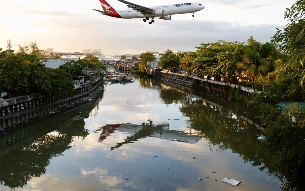 Полет на Qantas летя 16 часа с дупка в крилото