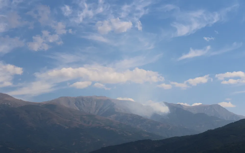 Гасенето на пожара в Рила продължава на ръка