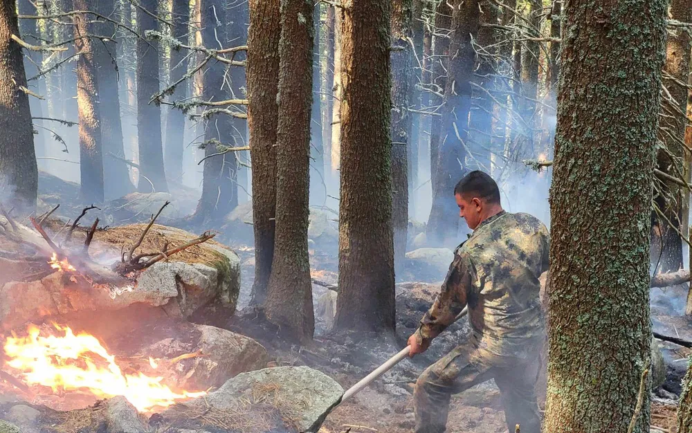 Пожарът в Рила: 20 военни гасят в местността „Байрамица”, Ми-17 облива с вода от въздуха - подробности - СНИМКИ