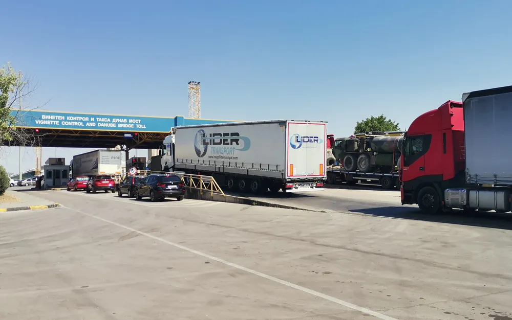 Правят реорганизация на движението още преди ГКПП Дунав мост, за да се отприщи "тапата" при Русе - СНИМКА - ВИДЕО