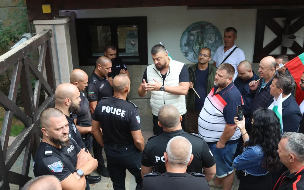 Николай Бареков се появи пред сараите на Доган, поиска да влезе - подробности - СНИМКИ - ВИДЕО