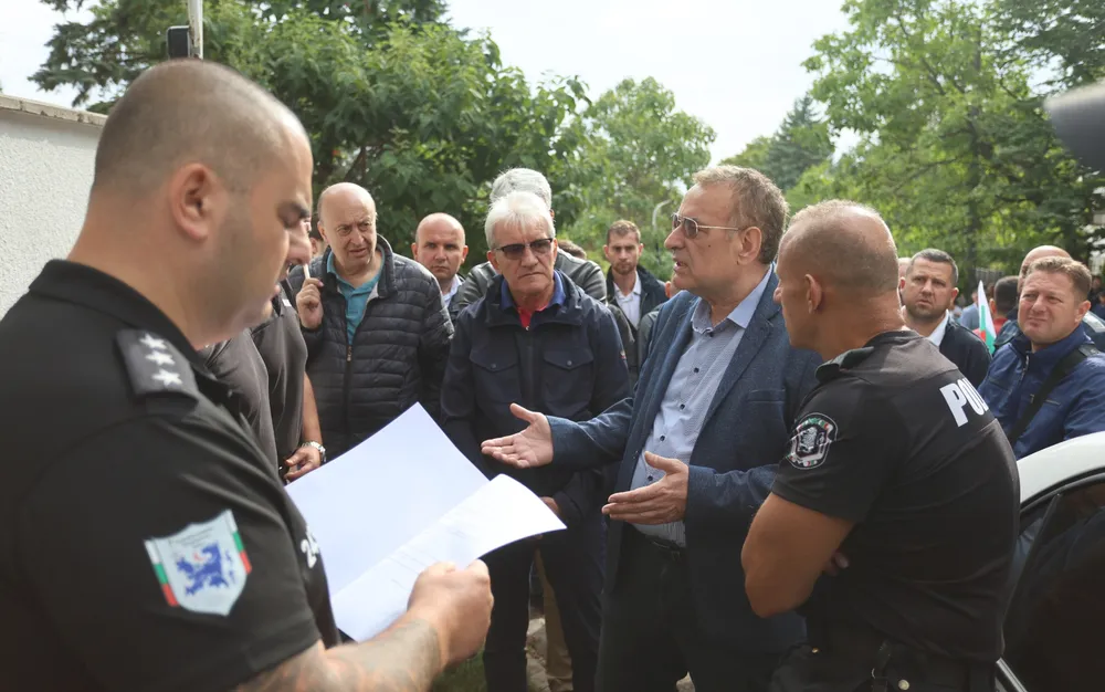 Шефът СДВР Любомир Николов пристигна пред сараите на Доган в „Бояна“ - СНИМКИ - ВИДЕО