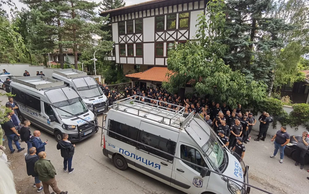 Сблъсък между полицията и хората на Доган пред сараите в "Бояна" - подробности - СНИМКИ - ВИДЕО