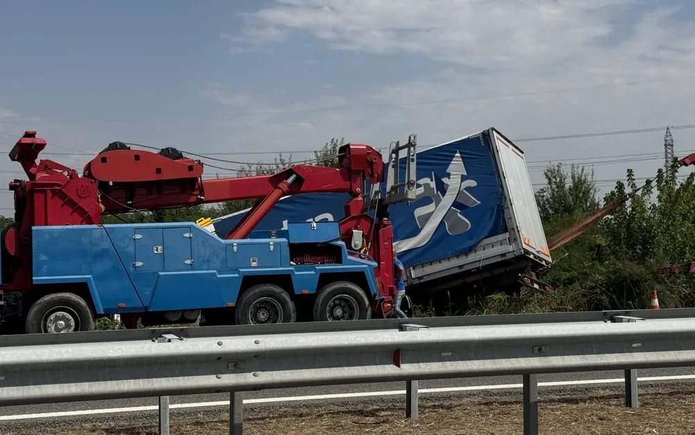 Авариен камион изтегли излязъл от платното ТИР на магистрала "Тракия" - СНИМКИ