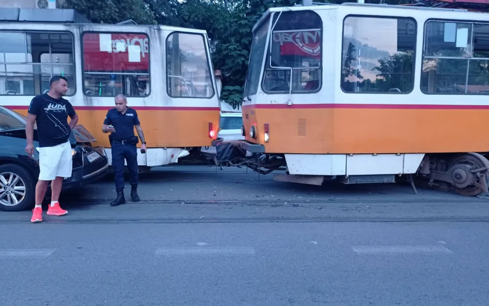 Трамвай дерайлира след зверска катастрофа с кола в "Княжево" в София - СНИМКИ