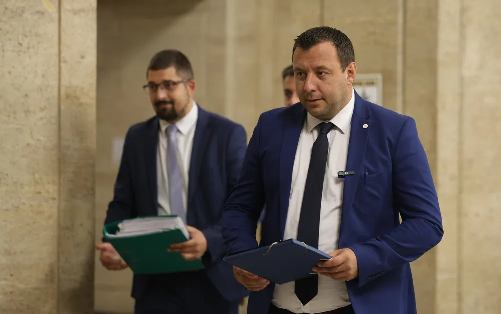 „Възраждане“ се регистрира в ЦИК за изборите на 27 октомври - СНИМКИ - ВИДЕО