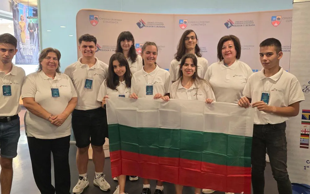 Българският отбор взе злато и сребро от Международната олимпиада по английски език IELO - СНИМКИ