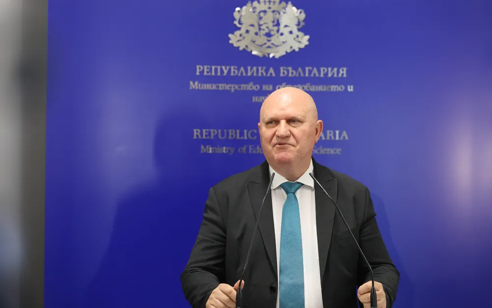 Цоков: Над 50% от учениците се разсейват с телефоните си в час