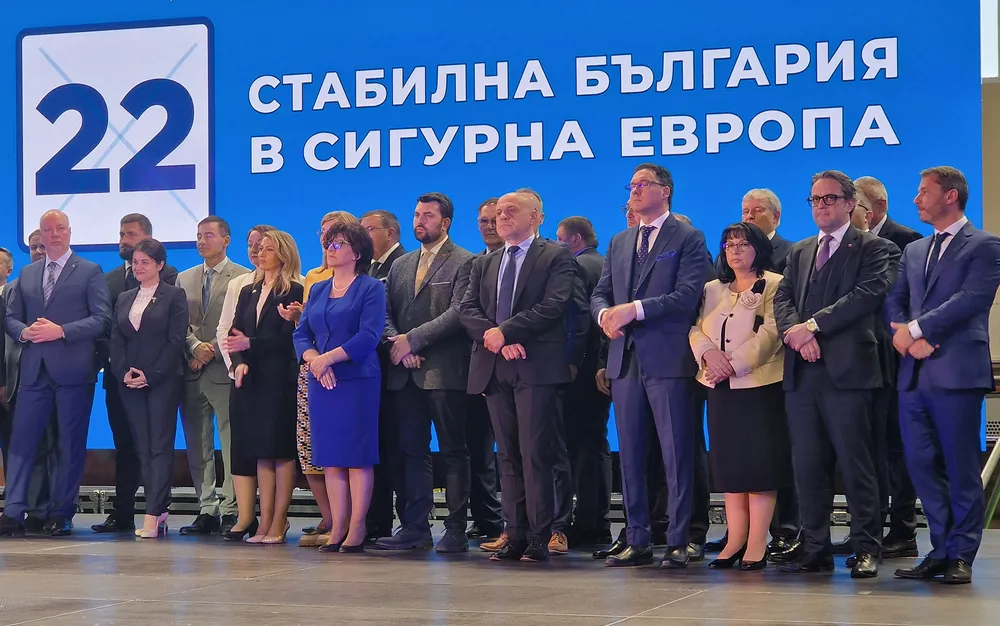 Томислав Дончев и Румен Христов внесоха 9999 подписа в ЦИК за регистрацията на ГЕРБ-СДС за изборите - СНИМКИ - ВИДЕО