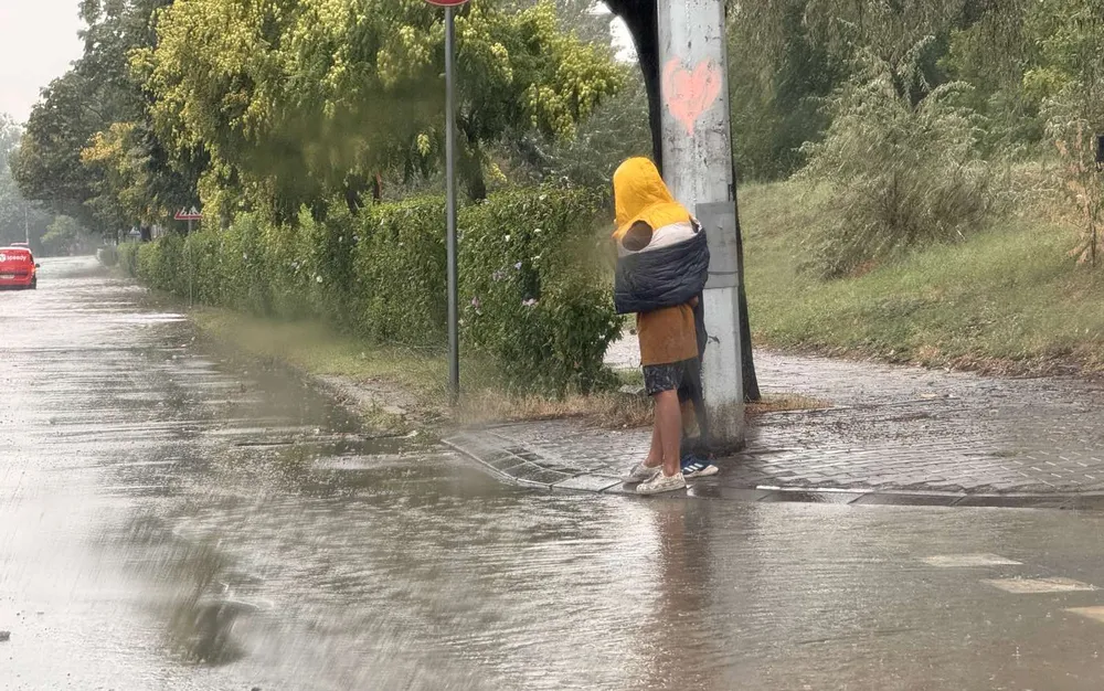 Буря във Варна наводни района около Автогарата и стол на училище, имаше блокирани коли и паднали клони