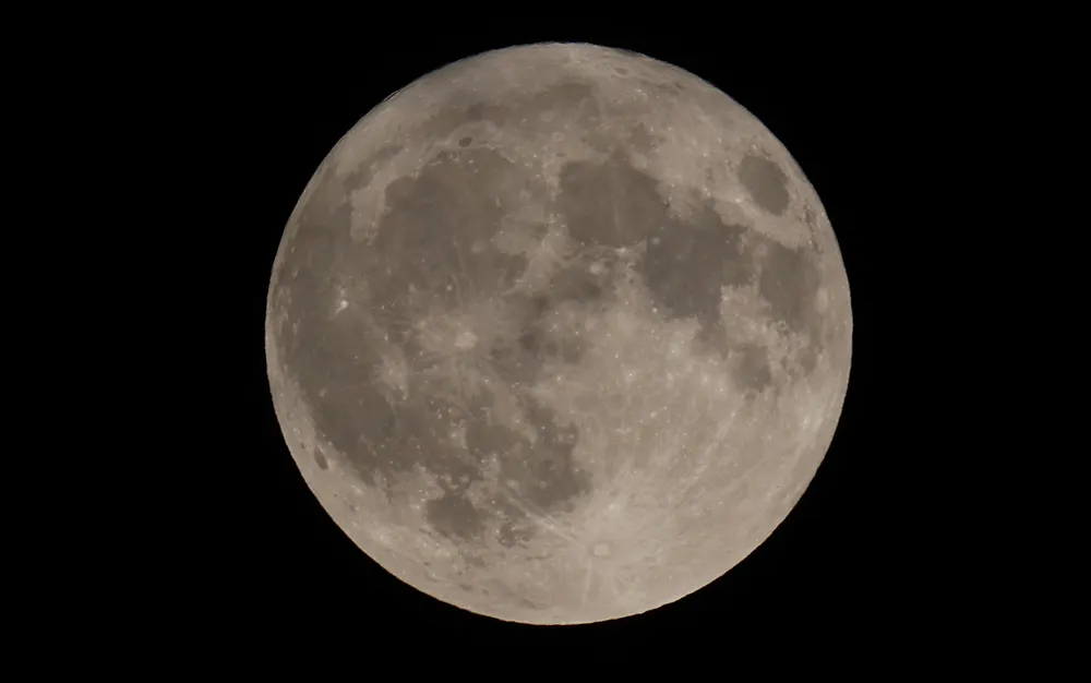 Суперлуна и лунно затъмнение зарадваха любителите на звездите