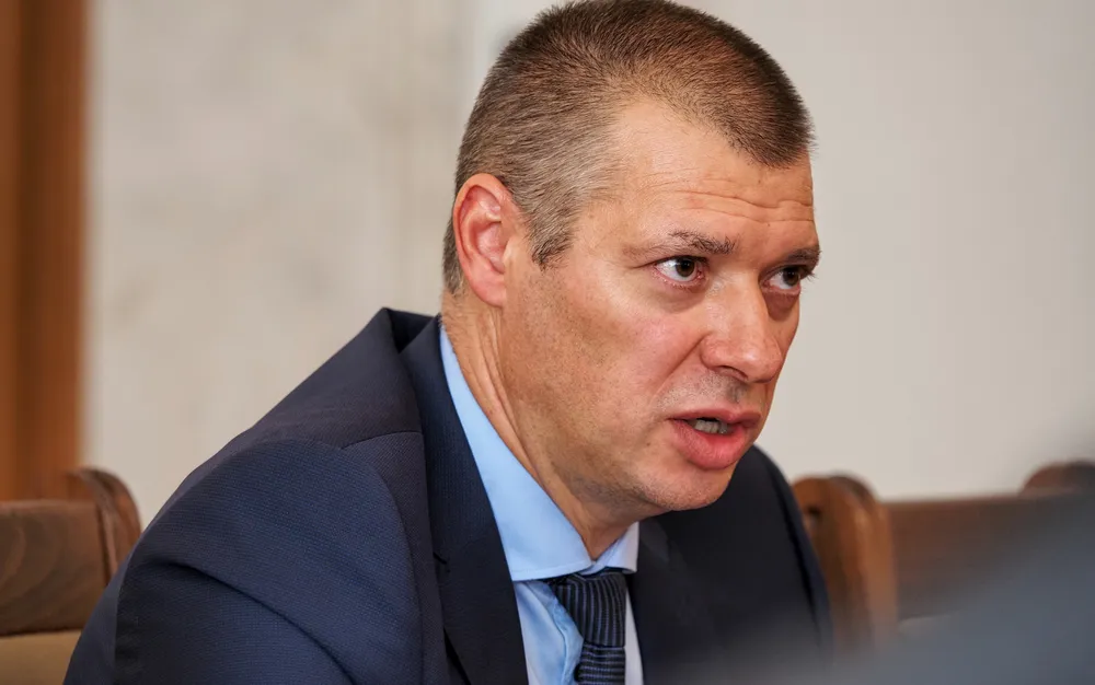 Депутатите обсъждат освобождаването на шефа на Антикорупционната комисия Антон Славчев - подробности