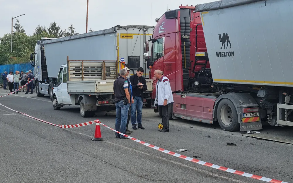 Двама пешеходци загинаха в Бургас, премазани от два камиона - подробности - СНИМКИ