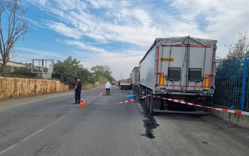 КАТ Бургас: Неправилно паркирани ТИР-ове са блокирали тротоара и са довели до тежката катастрофа с пешеходци - СНИМКА