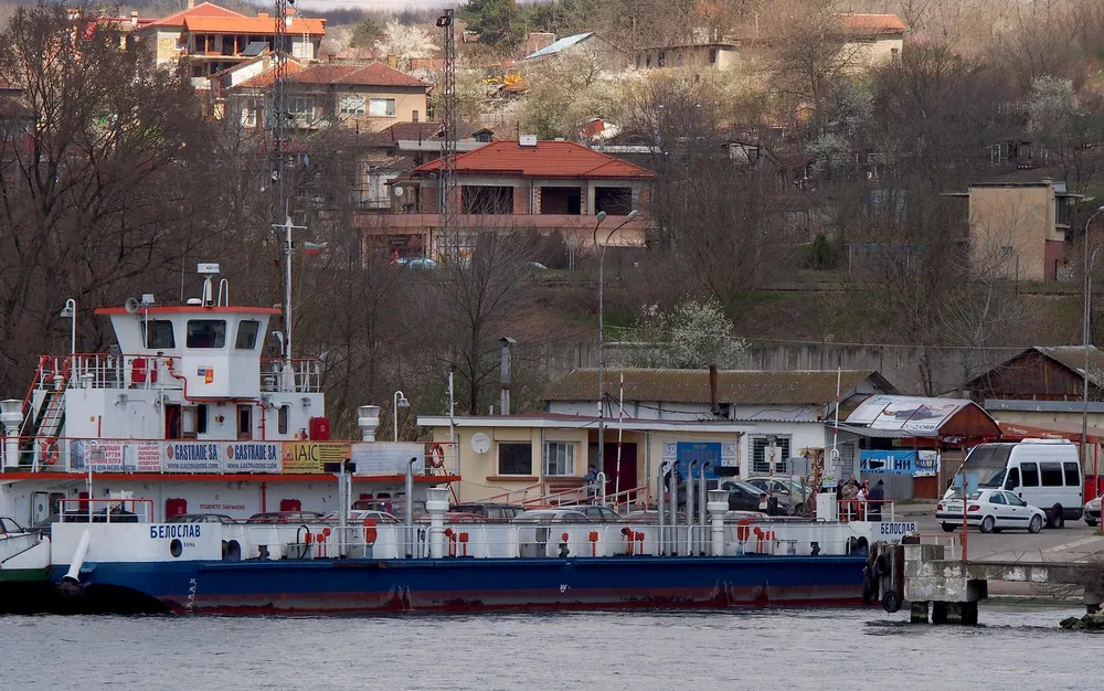 Две села на Русе още са без ток, фериботът при Оряхово не работи - подробности