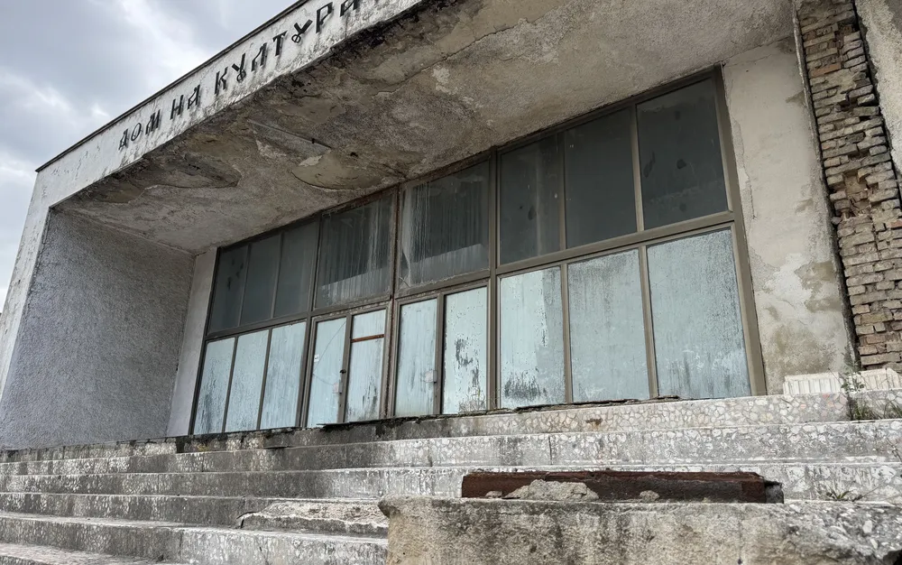 Изоставен Културен дом се разпада във Варна – СНИМКИ