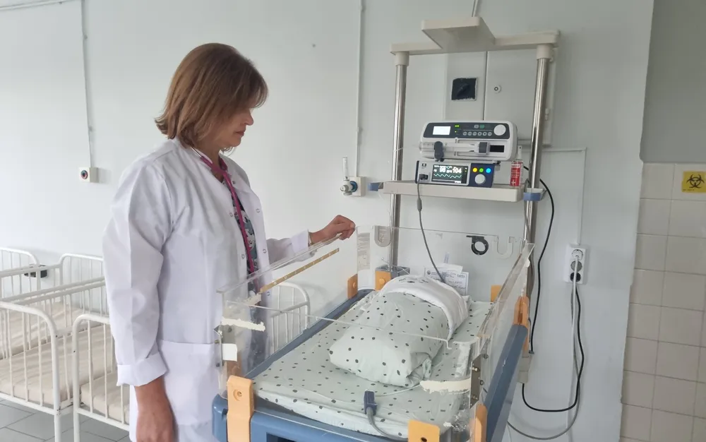 Изоставеното в Айтос бебе е със стабилни показатели - подробности - СНИМКИ