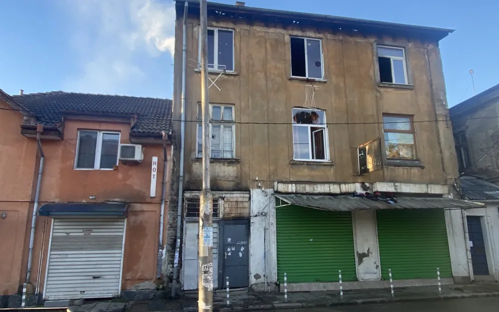 Още дими къщата, която пламна при пожар в центъра на София. Една жена е в болница - СНИМКИ