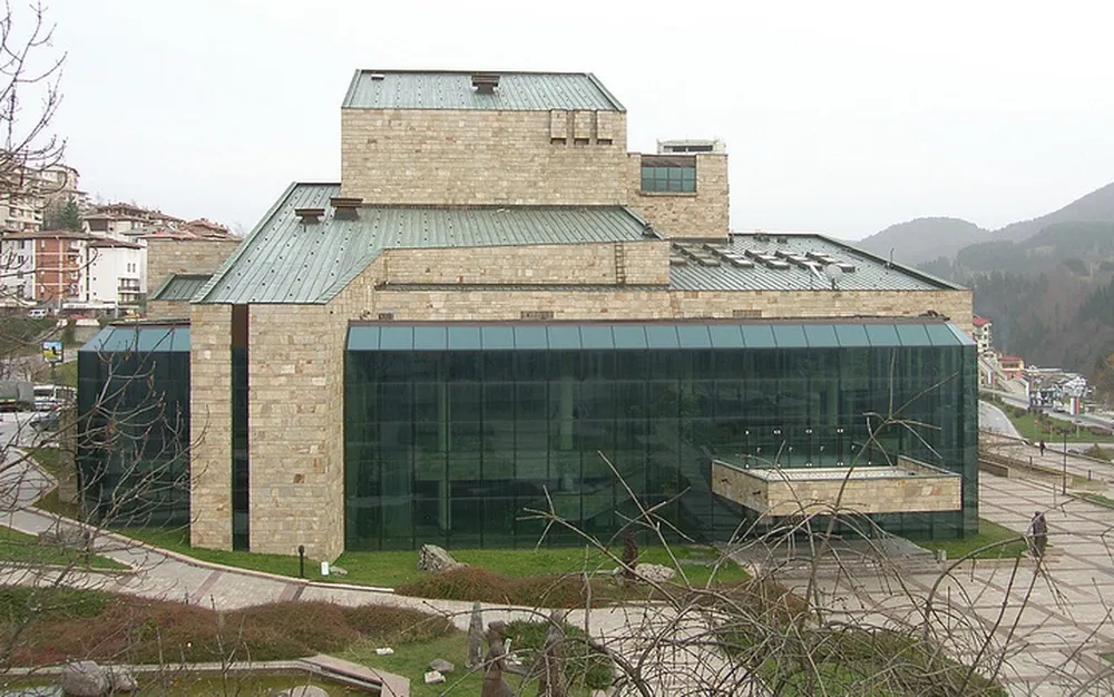 Откриха нарушения и при Родопски драматичен театър - Смолян