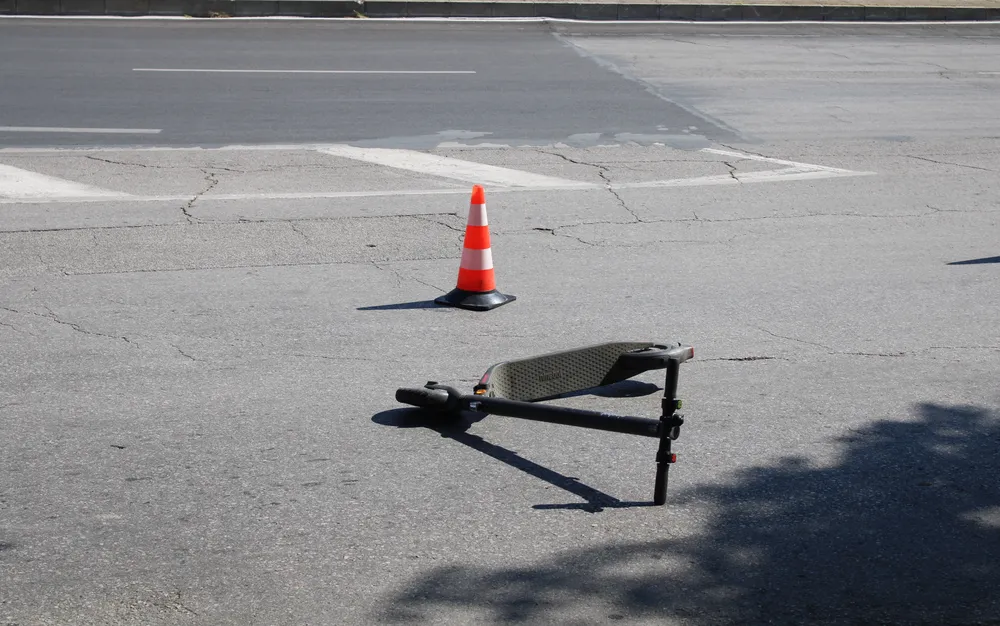 Млад мъж загина след удар в стълб с тротинетка