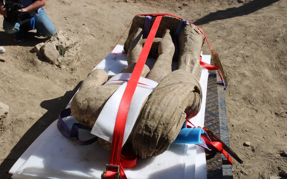 Бавно и прецизно: Вдигат втората статуя от Хераклея Синтика - СНИМКИ