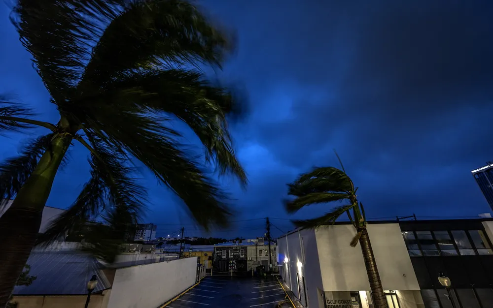 Близо 3 млн. домове и бизнеси във Флорида са без ток