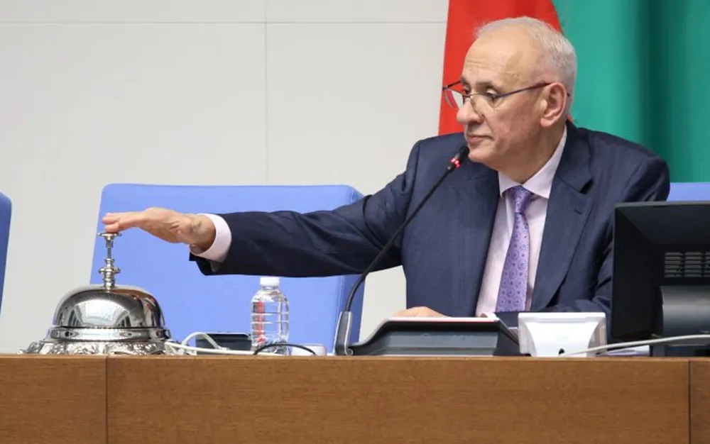 Първото заседание на НС продължава безпрецедентно 13 дни, предстои нов опит за избор на председател