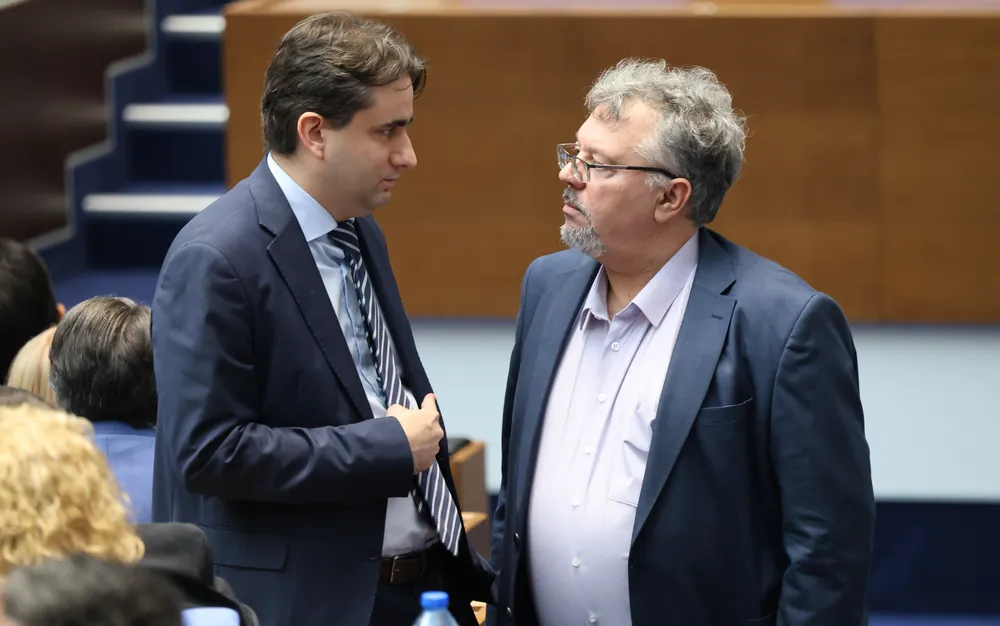 Между депутати от "Възраждане" и "Демократична България" текат сблъсъци и обиди в парламента