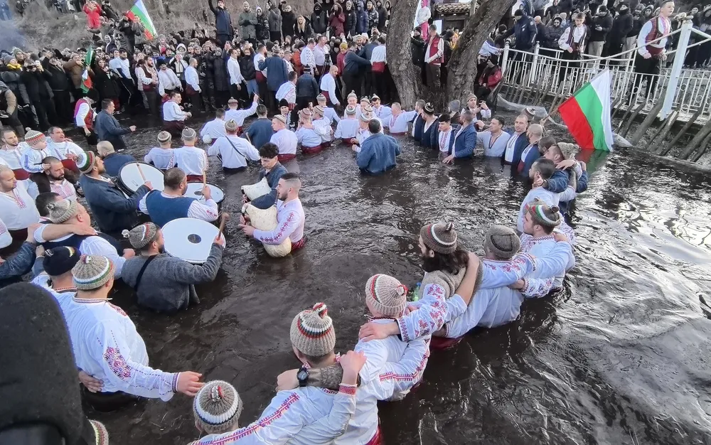 Калоферци извадиха кръста от Тунджа