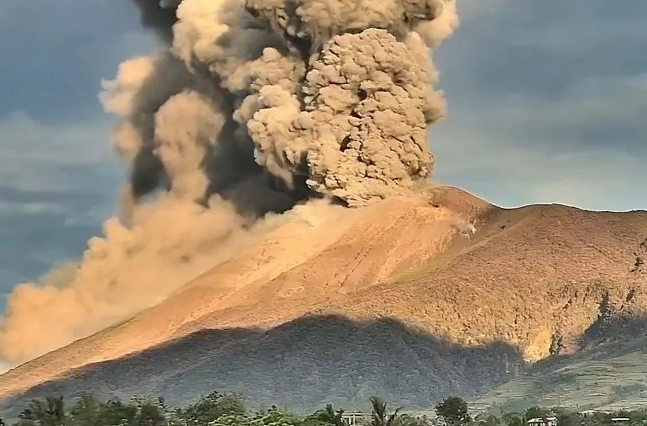 Вулкан във Филипините изпрати пепел на стотици километри във въздуха