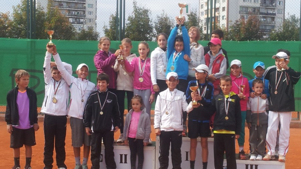 13 българчета се класираха за осминафиналите на турнир от категория J30 в София