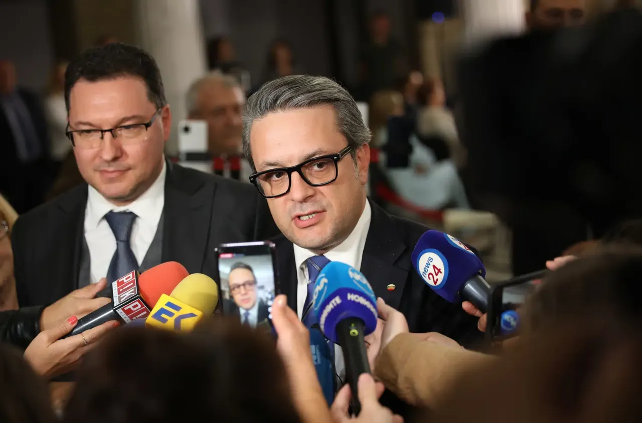 Тома Биков: Радев води скъпа кампания без субсидия, залага на „абстрактна“ борба с олигархията