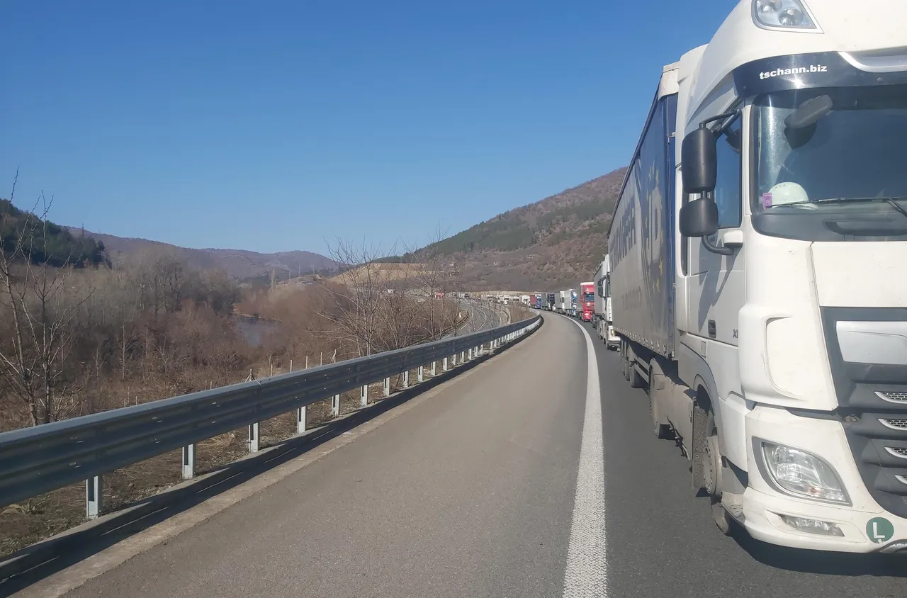 Ремонт блокира напълно магистрала "Струма" в посока Кулата