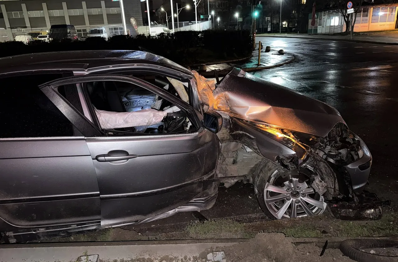 Катастрофа с BMW в София: 22-годишен шофьор се размина по чудо без наранявания