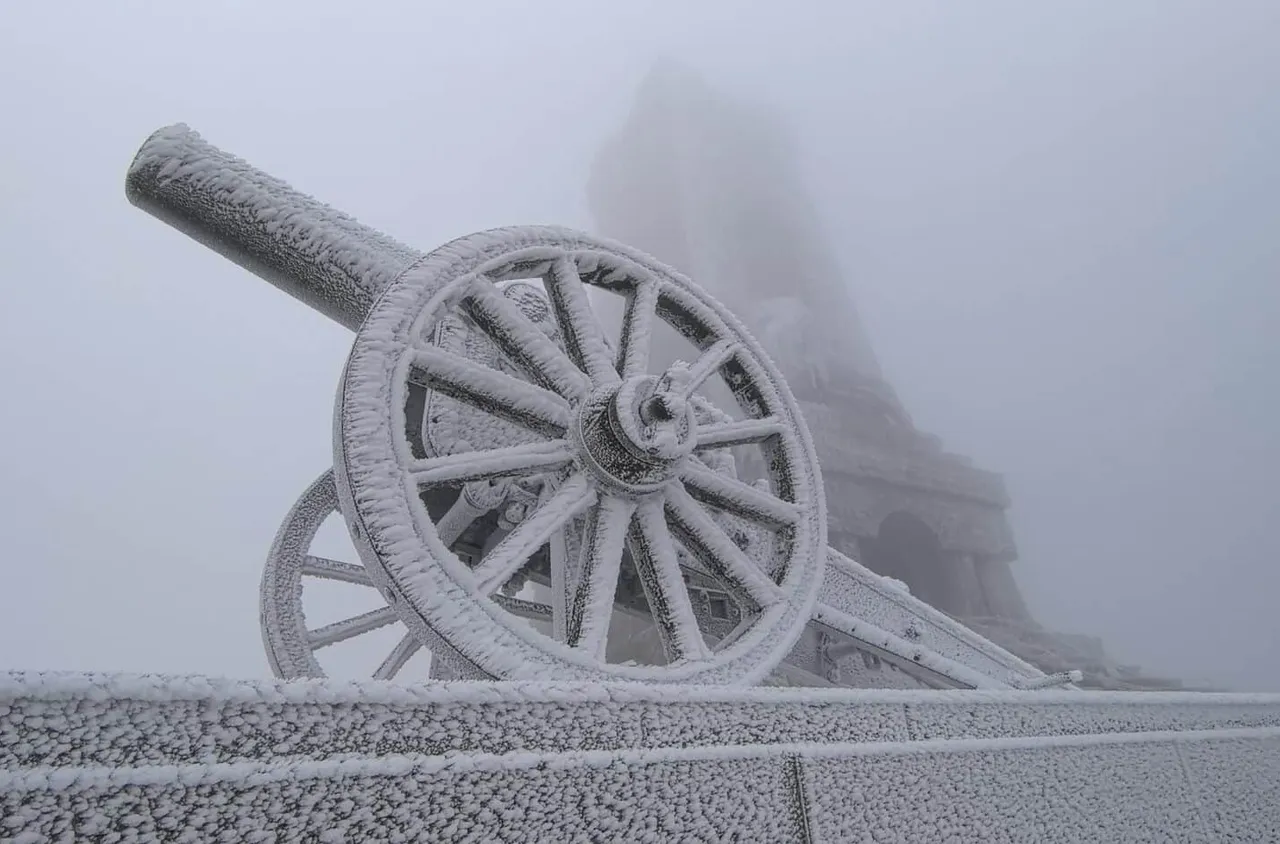 Сняг вали в прохода Шипка, пътищата се обработват