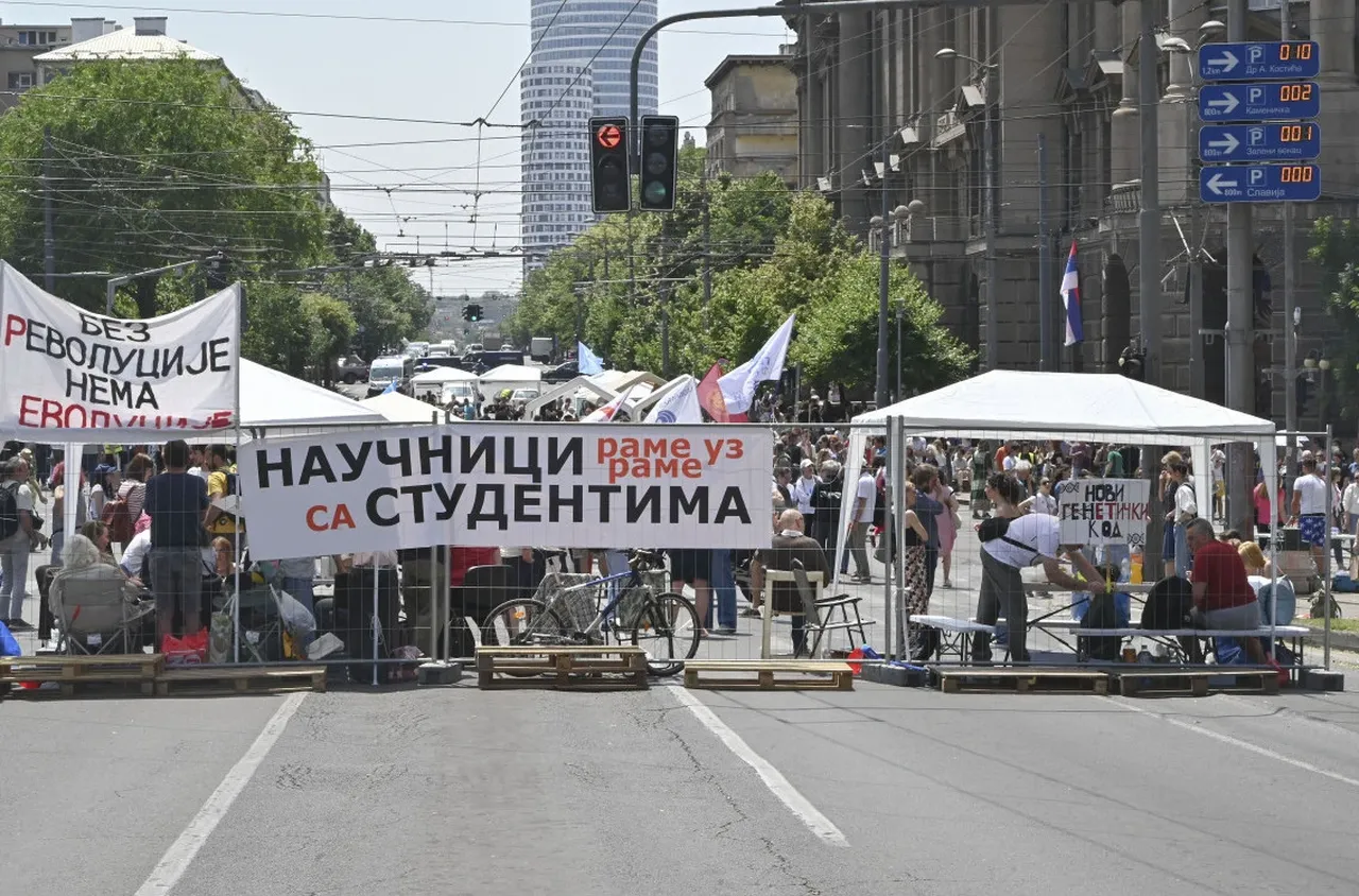 Студенти и преподаватели девети ден не прекратяват блокадата пред сръбското правителство