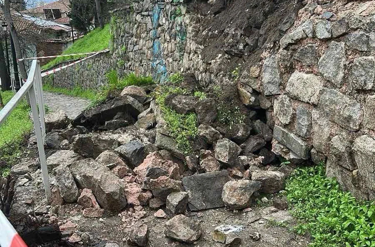 Част от подпорна стена на Небет тепе в Пловдив се срути