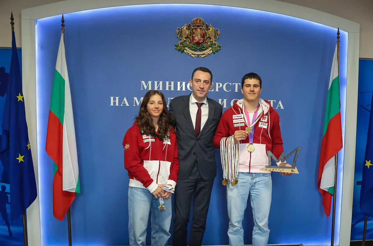 Министър Пешев награди сноубордистите Тервел и Малена Замфирови за успехите им