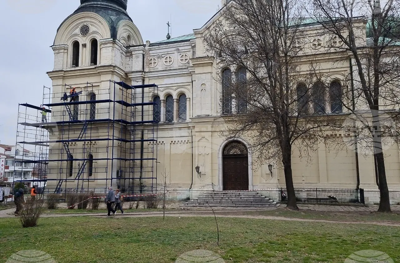 Ремонтът на видинската катедрала се бави, храмът остава в скеле за Великден – фирма от Варна ще извърши дейностите