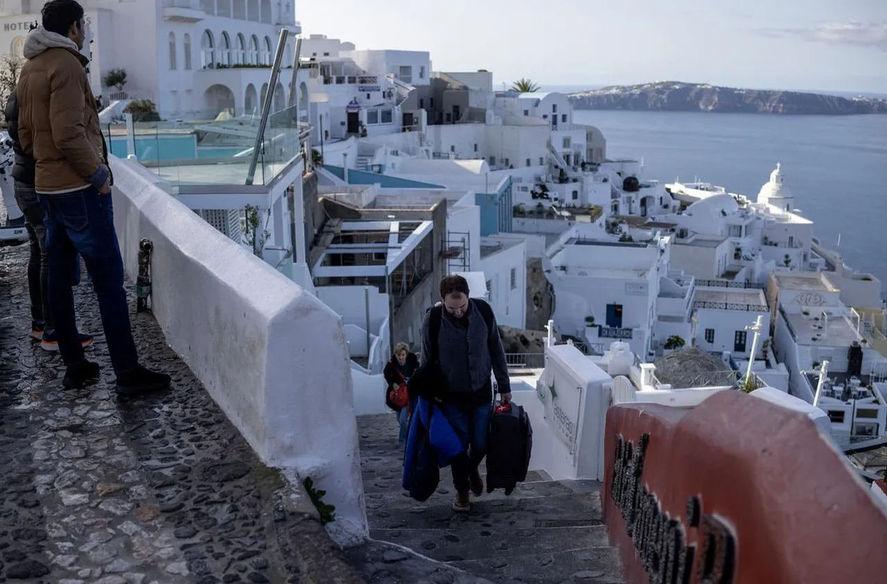 Повече от 10 000 души са напуснали Санторини