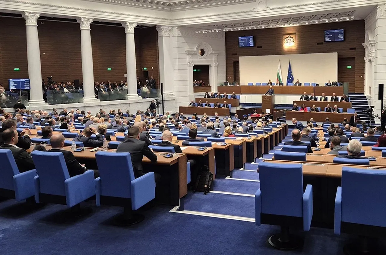 Парламентът започва обсъждане на вота на недоверие, предложен от МЕЧ
