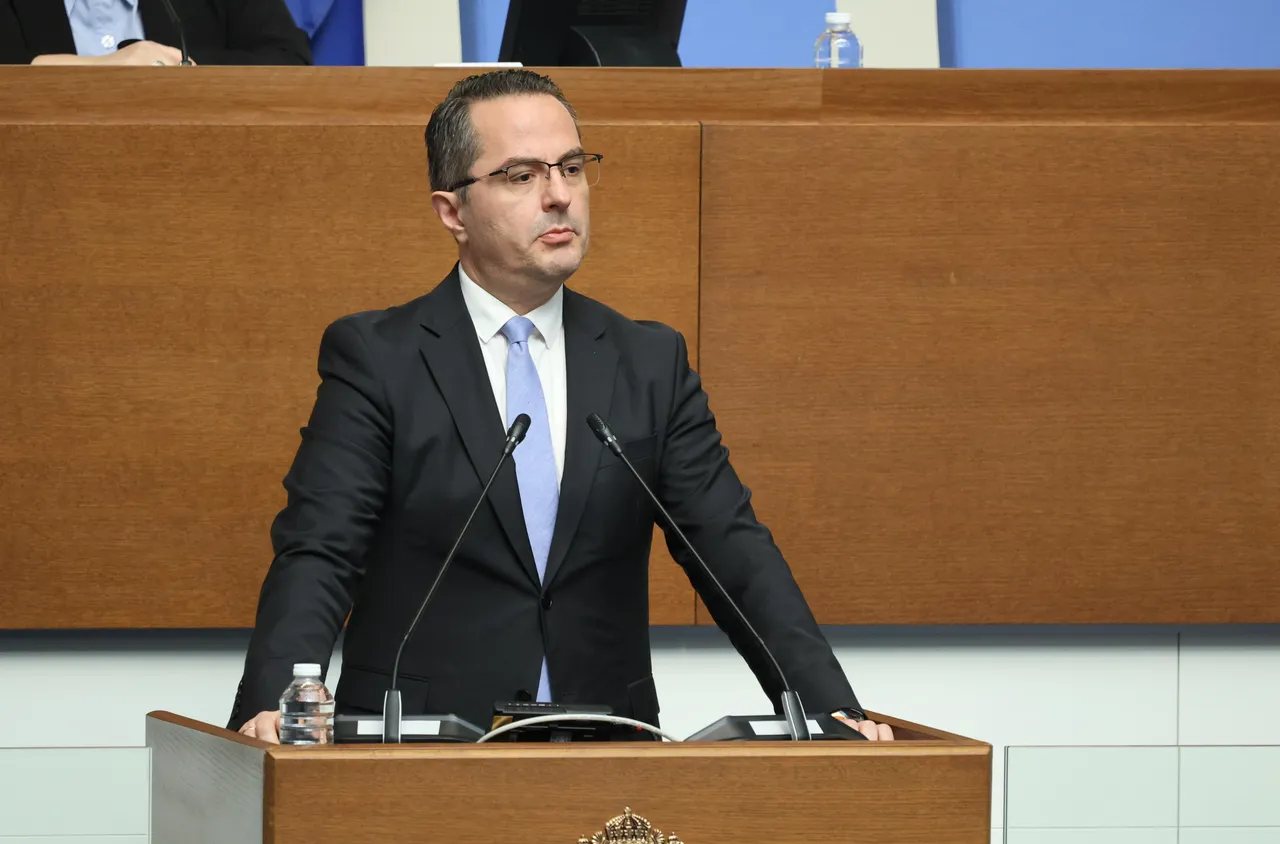 „Възраждане“ инициира нов вот на недоверие заради финансовата политика на кабинета