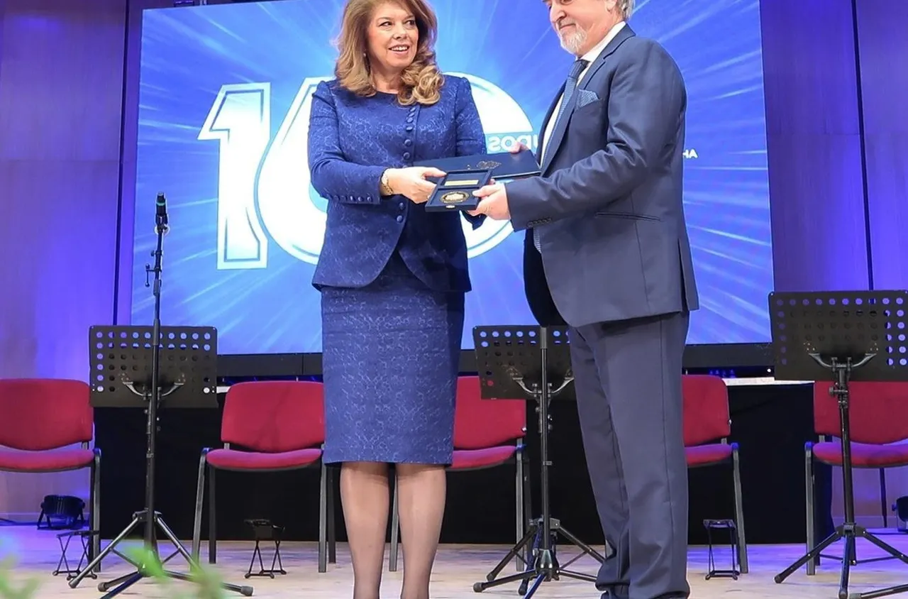 Илияна Йотова награди УМБАЛ „Д-р Георги Странски“ в Плевен с плакет по случай 160-годишнината на болницата