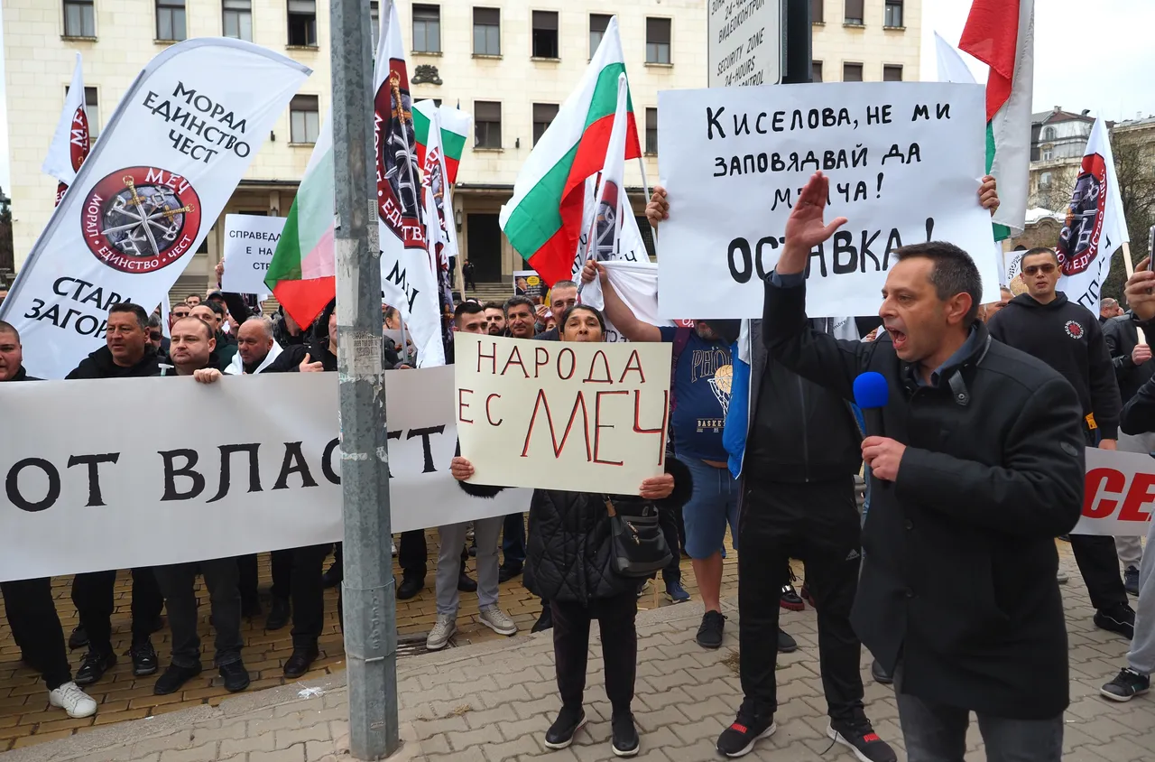 Привърженици на партия МЕЧ с протест пред парламента