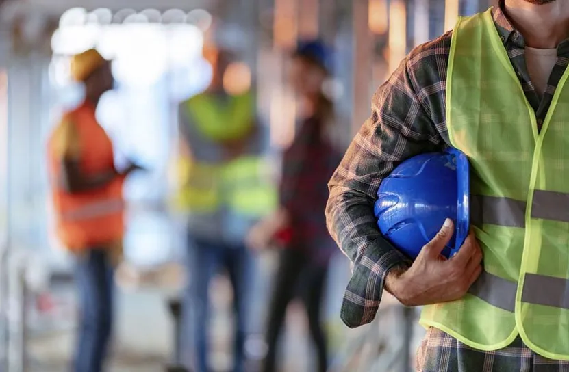 Масови нередности на строителни обекти: Липса на договори и каски само за украса