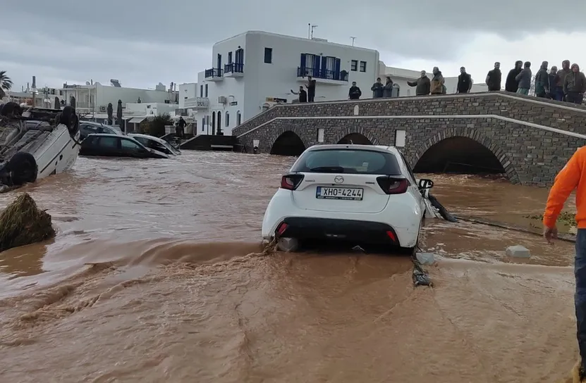 Мощни бури доведоха до наводнения и щети на гръцките острови Миконос и Парос