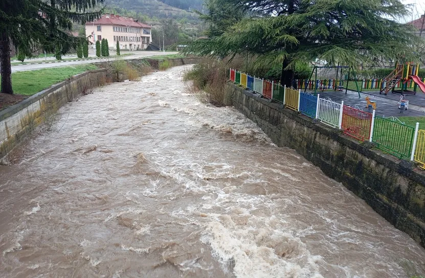 Река Огоста наводни пътя край "Попов мост" в община Георги Дамяново