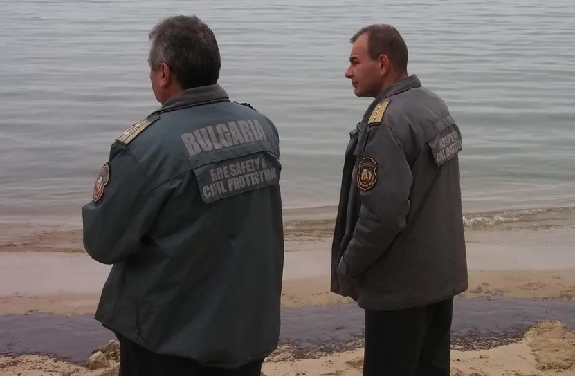 Плаж Буните – Изток почистен в първите часове след разлива на нефт