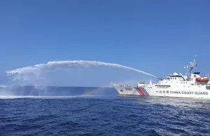  Китайската брегова охрана атакува филипински кораб с мощни водни оръдия ВИДЕО