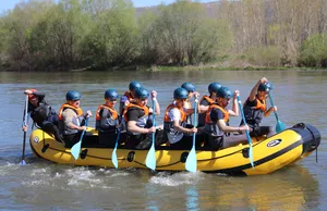 Сезонът на рафтинга започна с гумени лодки по река Струма край Симитли